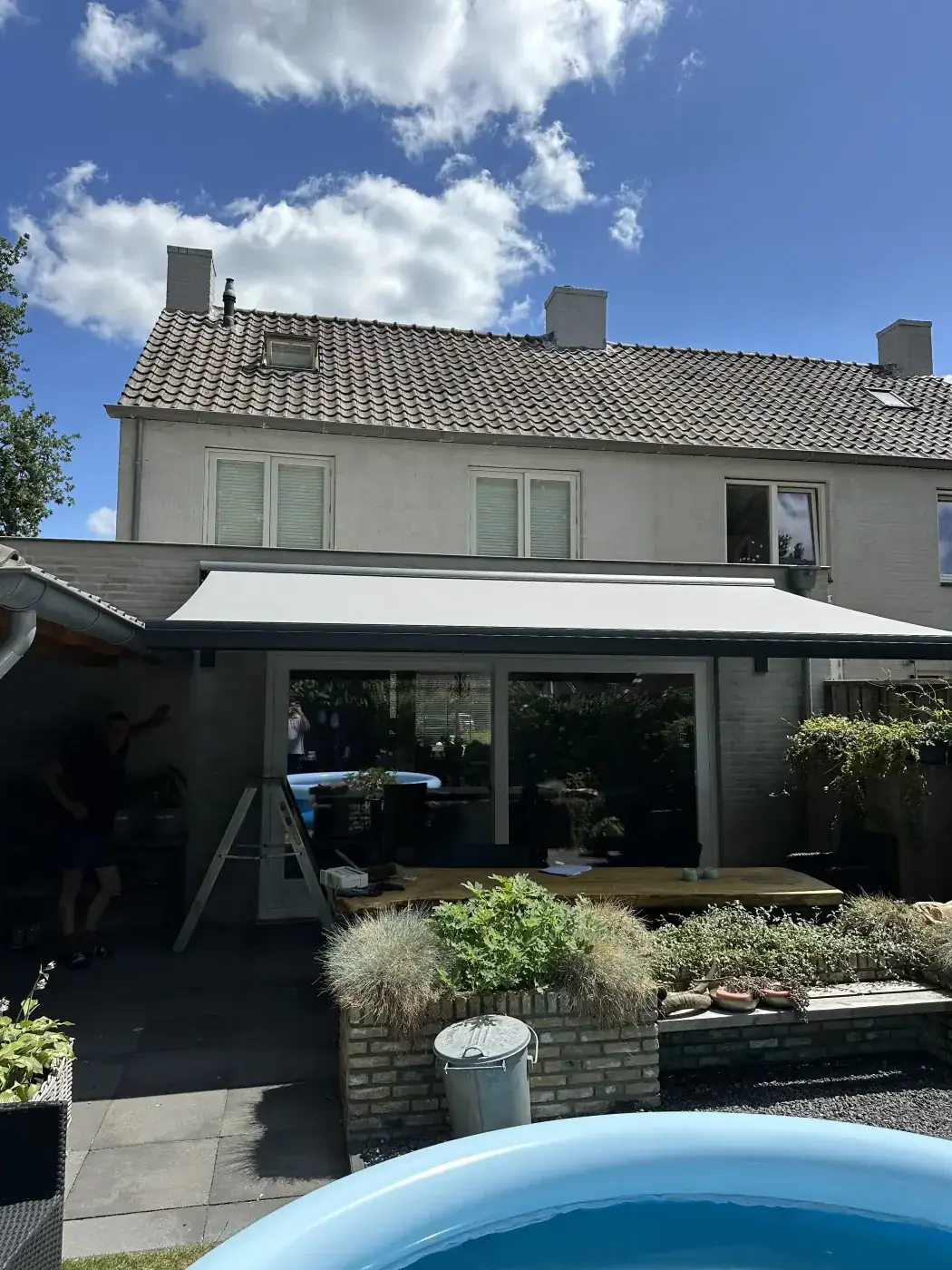 Terras met zonwering, gemonteerd door Sunvio