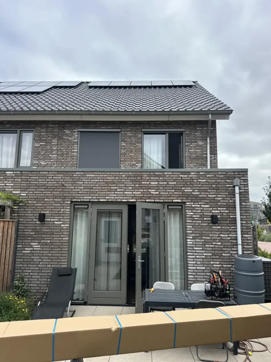 Screens aan de achterzijde van een woning