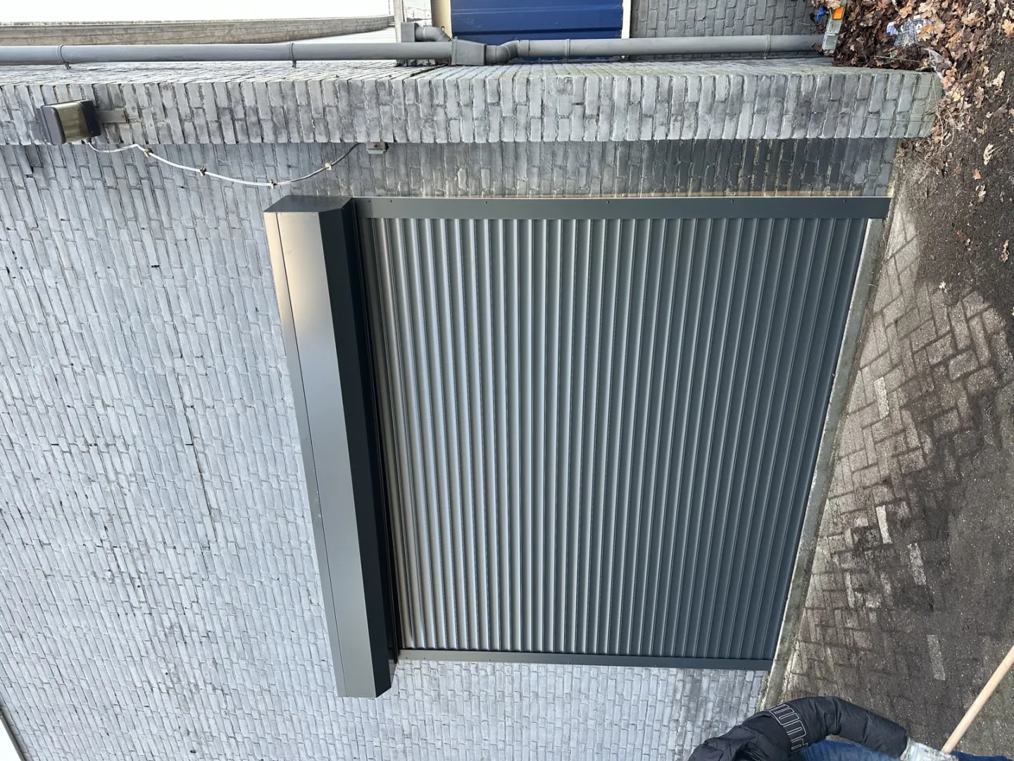Antraciet rolpoort in de gevel van een woning