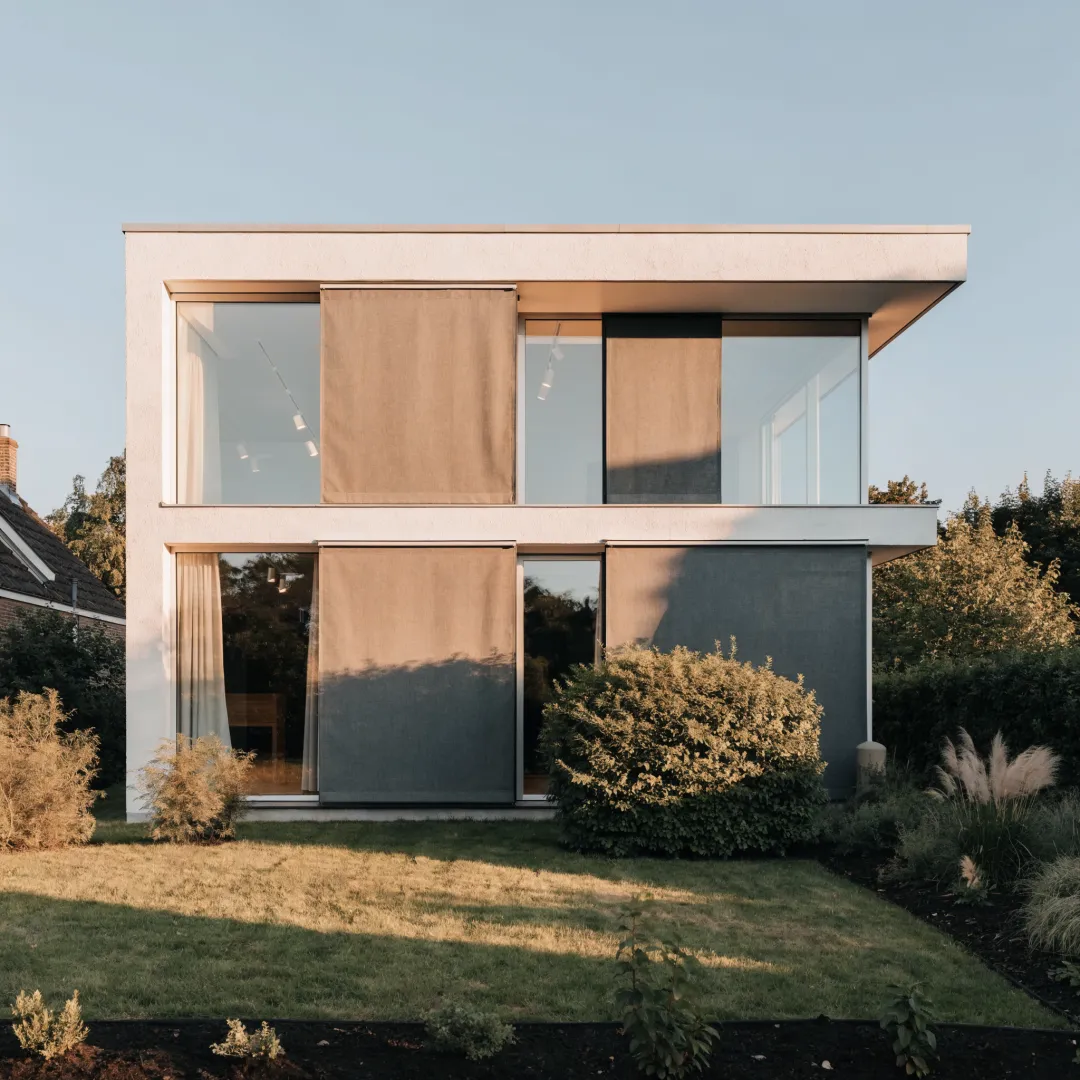 Solar screens op een moderne woning