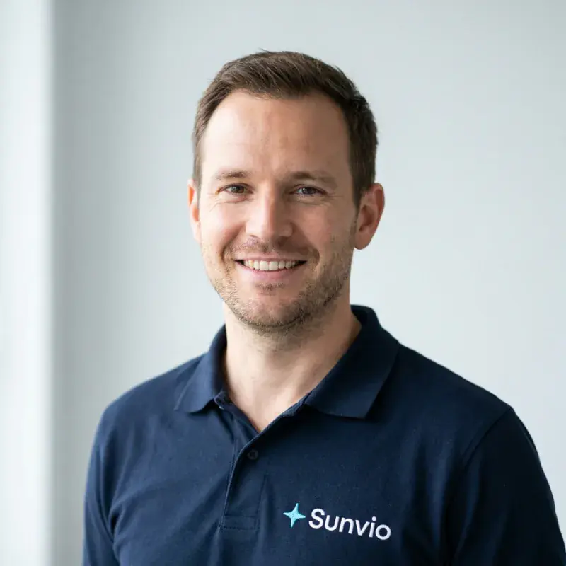 Medewerker van Sunvio in bedrijfspolo