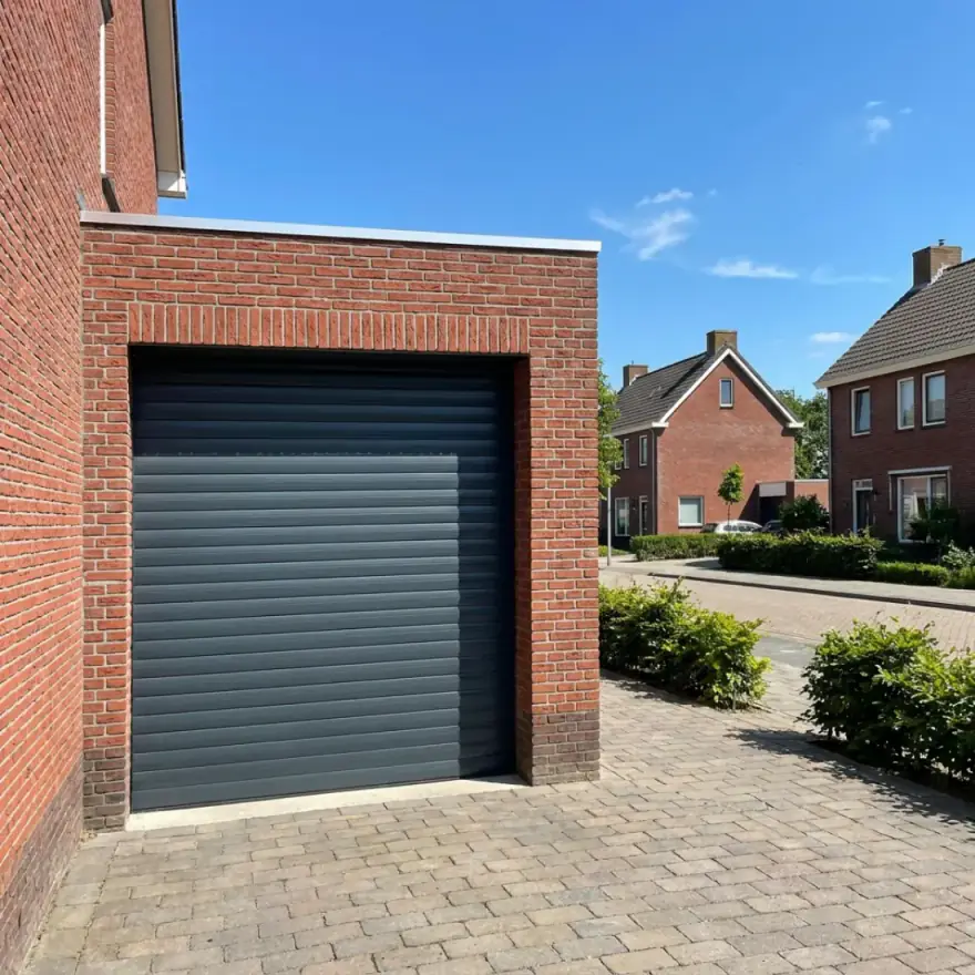 Rolpoort in een garage
