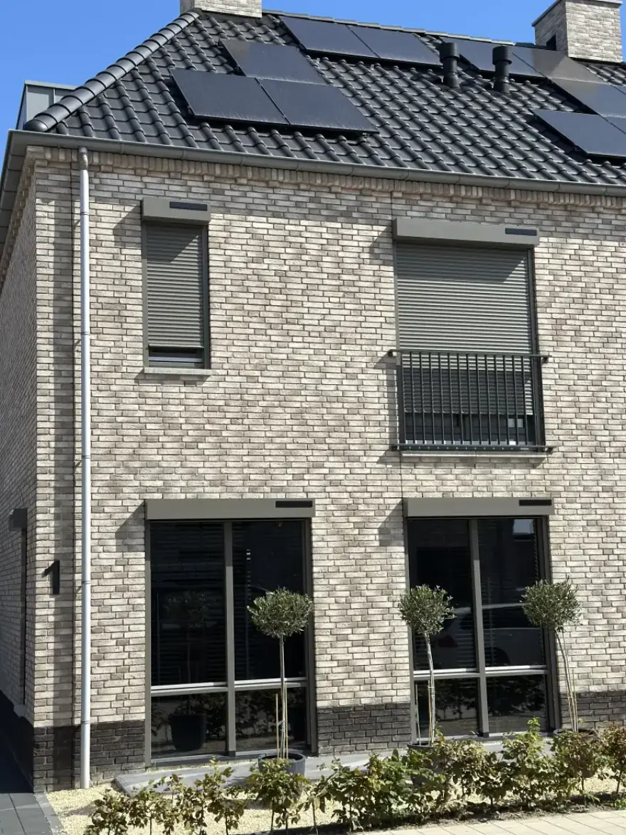 Woning met solar zonwering voor de ramen