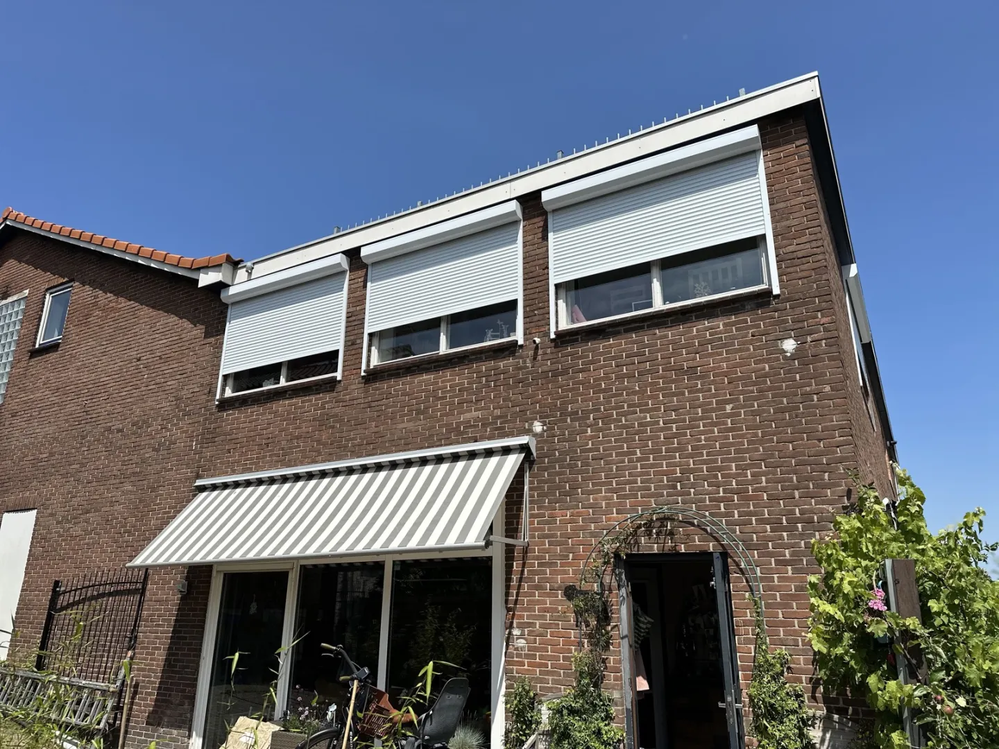 Uitvalschermen boven de ramen van een woning